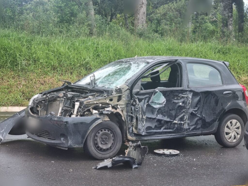 Acidente entre carro e caminhão na BR-476 em São Mateus do Sul, deixa duas vítimas feridas