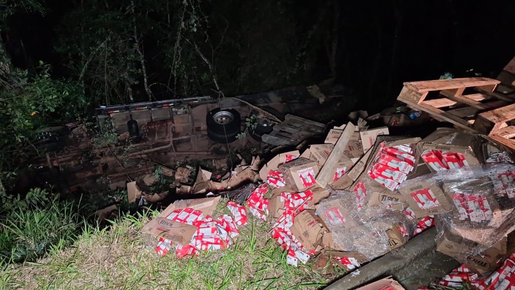 Caminhão carregado com leite tomba em rodovia do Paraná