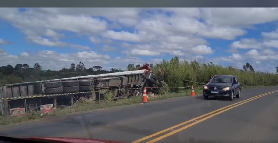 Caminhão carregado com leite tomba na PR-151 e parte da carga é saqueada