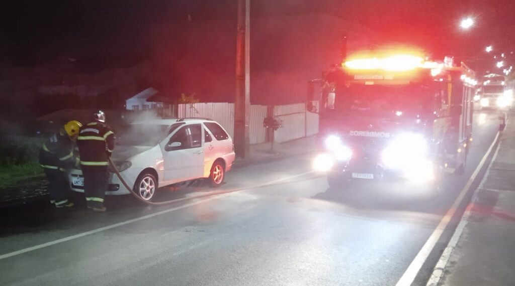 Veículo pega fogo em Avenida de Porto União e bombeiros contornam situação