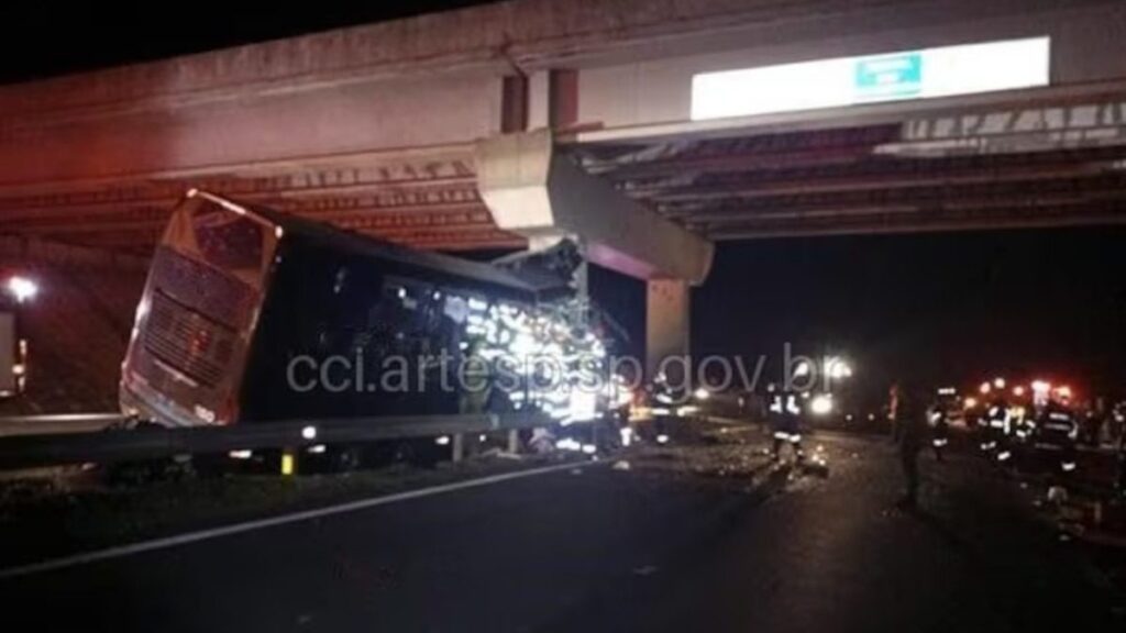 Ônibus com destino a Aparecida bate em viaduto e deixa 10 mortos