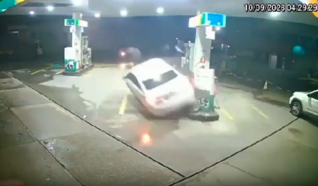 VÍDEO: carro invade posto, atropela duas pessoas e bate em bomba de combustível