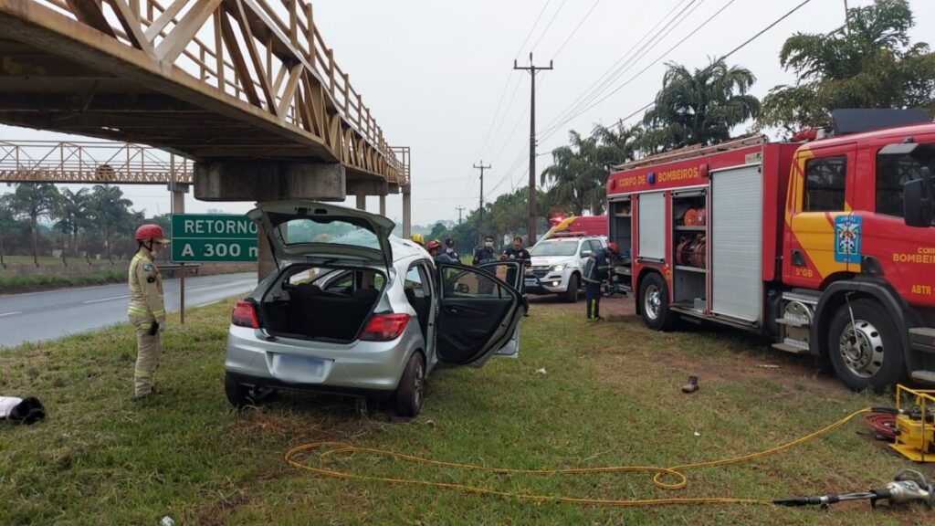 Jovem morre ao bater com o carro em estrutura de passarela na BR-376