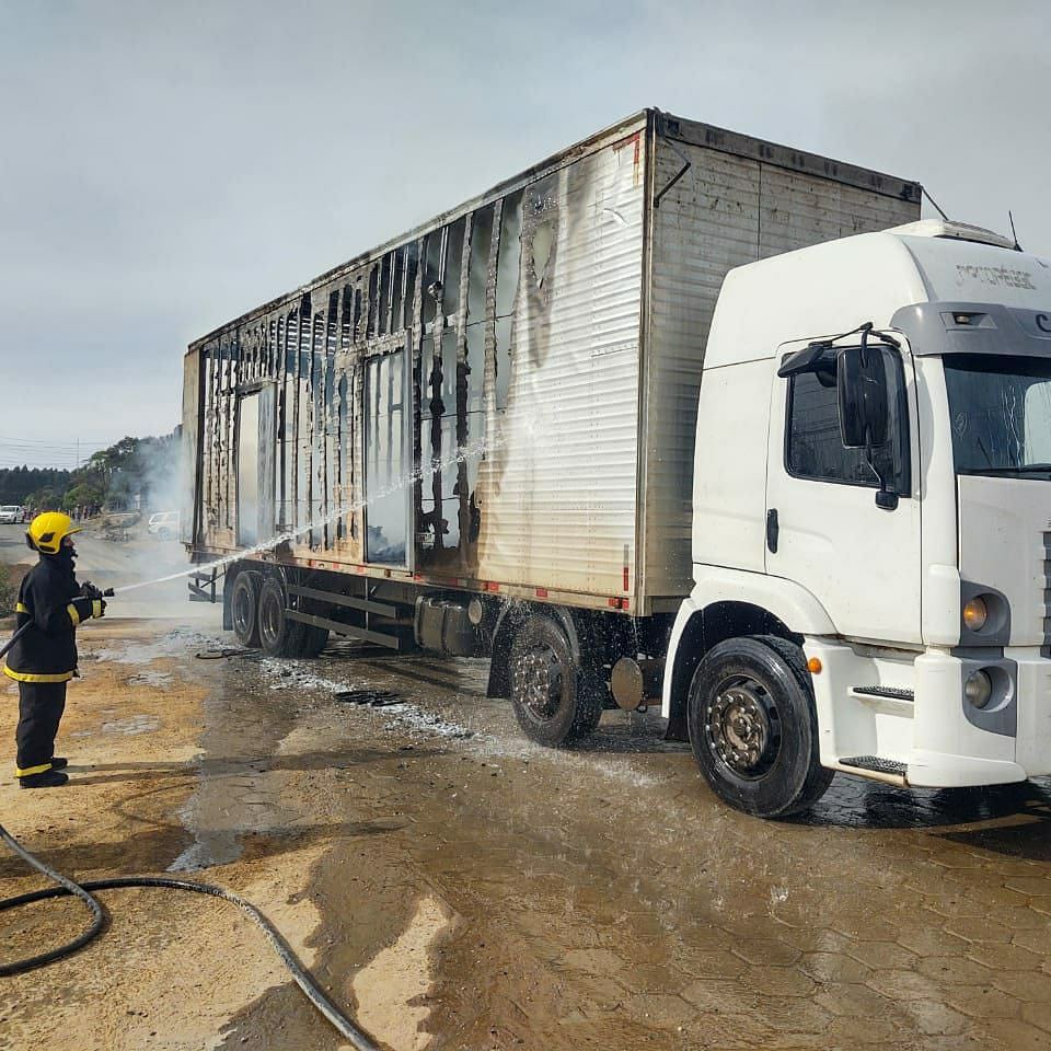 Caminhão carregado de caixões pega fogo