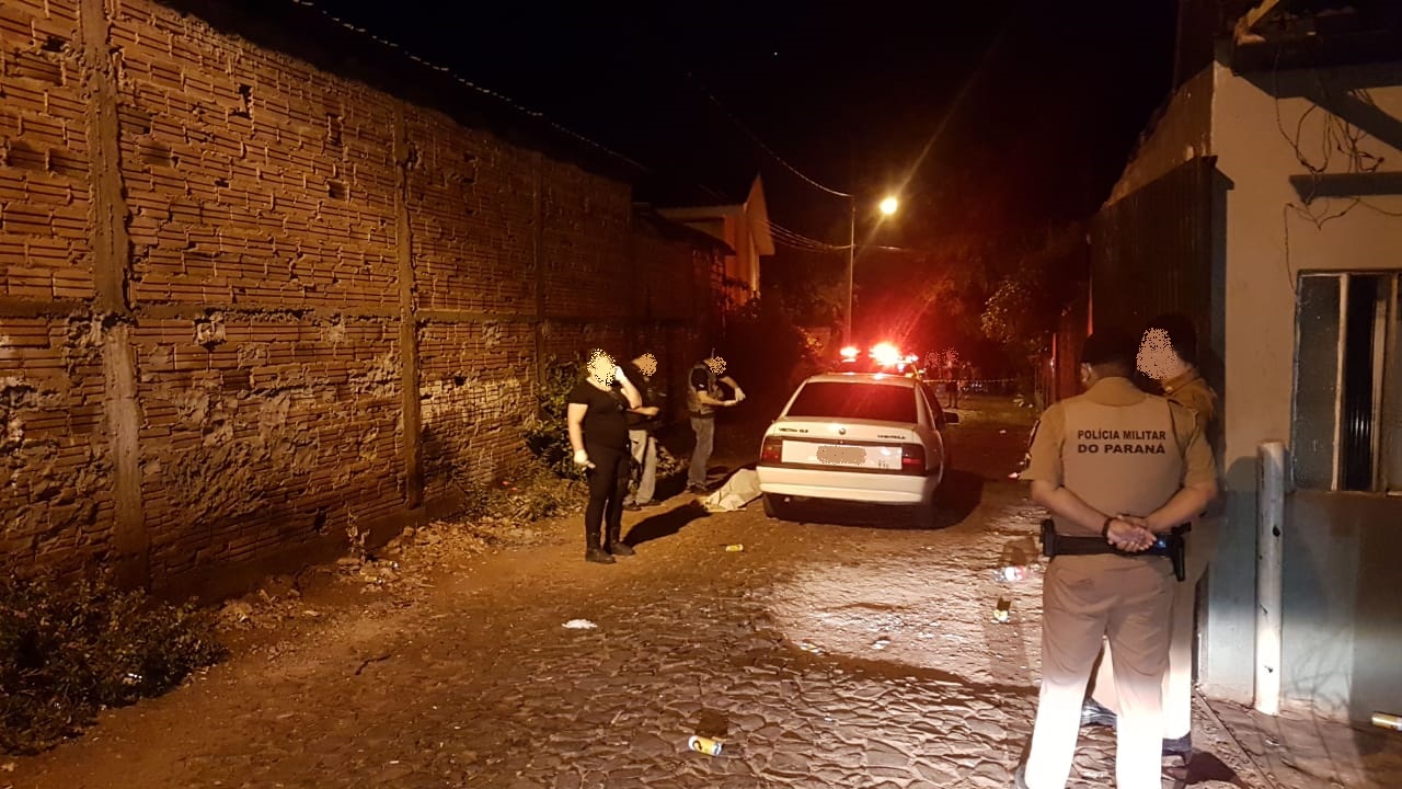 Homem tenta agredir policiais e acaba morto no PR