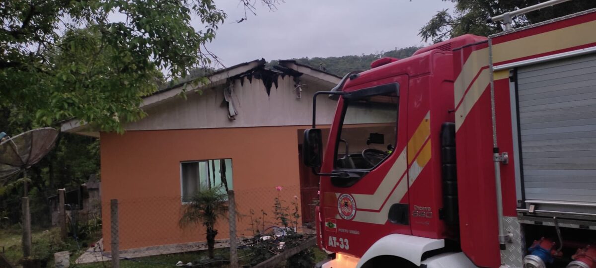 Bombeiros atendem situação de incêndio no interior de Porto União, durante a madrugada