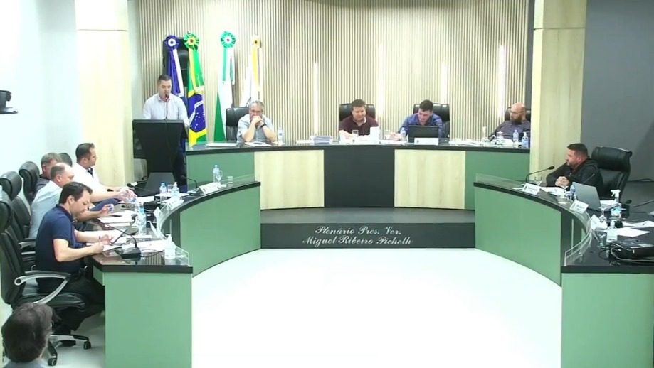 Vereador Manfroni critica aplicação de recursos da Educação no aluguel de decoração natalina em São Mateus do Sul