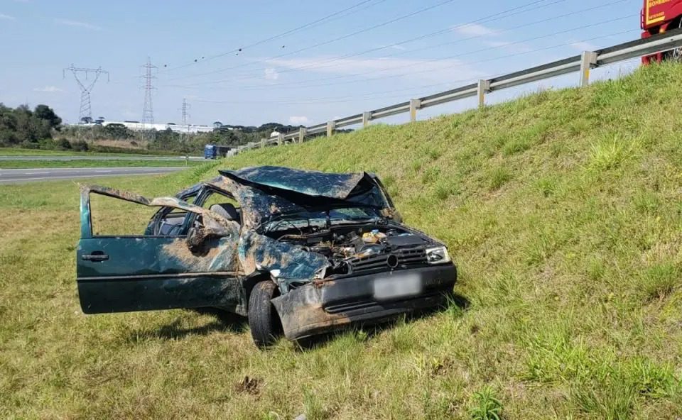 Cinto de segurança salva mãe e filho após carro capotar várias vezes na BR-277, diz socorrista