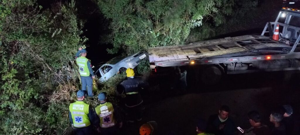 Casal e dois filhos morrem após carro cair em represa em Rio Negrinho (SC)