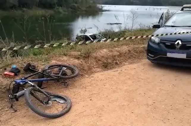 Ciclista é atropelado e morre na hora à beira de represa no Paraná