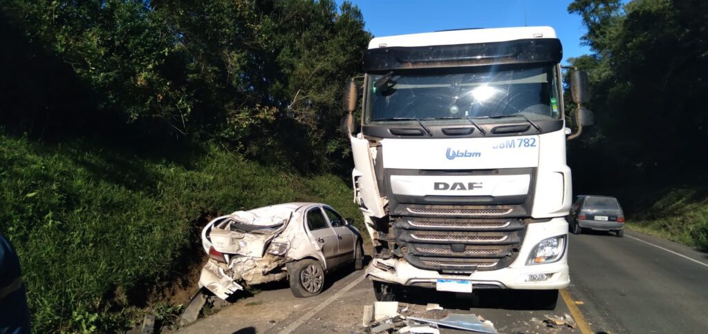 Acidente envolvendo carro e caminhão na PR-151 em São Mateus do Sul deixa jovem de 30 anos em estado grave