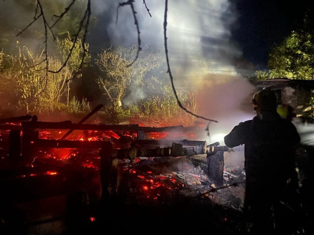 Residência é totalmente consumida por incêndio e morador sofre queimaduras