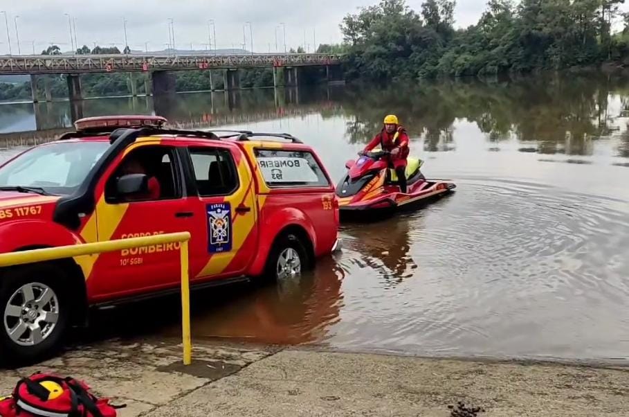 Bombeiros buscam por corpo de mulher que supostamente se suicidou no rio Iguaçu