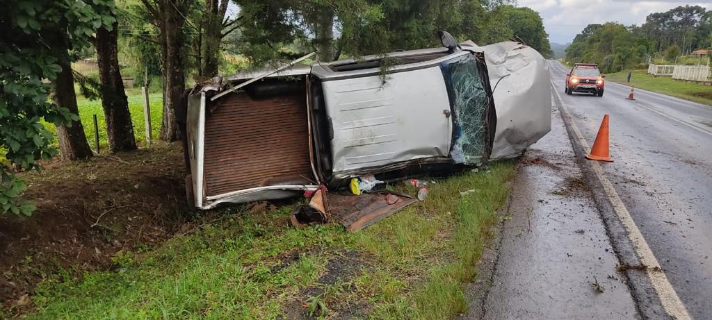 Caminhonete capota após sair da pista na PR-151, em São Mateus do Sul