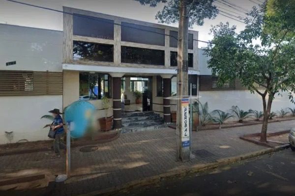 Pacientes de hospital psiquiátrico rendem funcionários com cacos de vidros e fogem