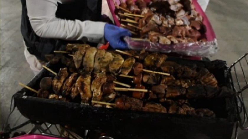 Mulher engole chip rastreador de cachorro ao comer espetinho de carne no Chile