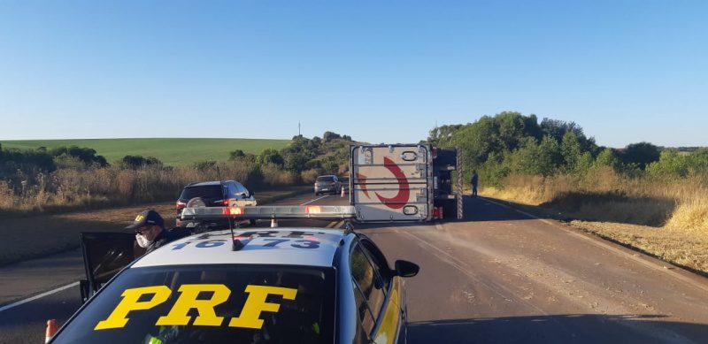 Vídeo: Caminhão tomba após briga entre caminhoneiros na BR-277