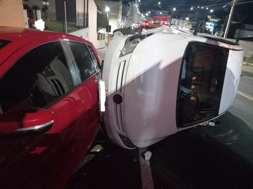 Veículo com motorista alcoolizado capota após bater em outro estacionado em Porto União