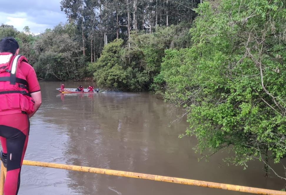 Passados seis dias de buscas, ainda homem segue desaparecido após queda de veículo no rio