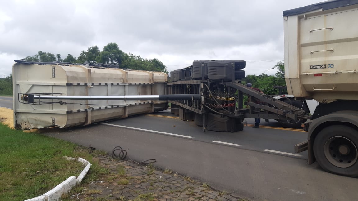 Carreta tomba e espalha carga de soja na BR-476, em São Mateus do Sul