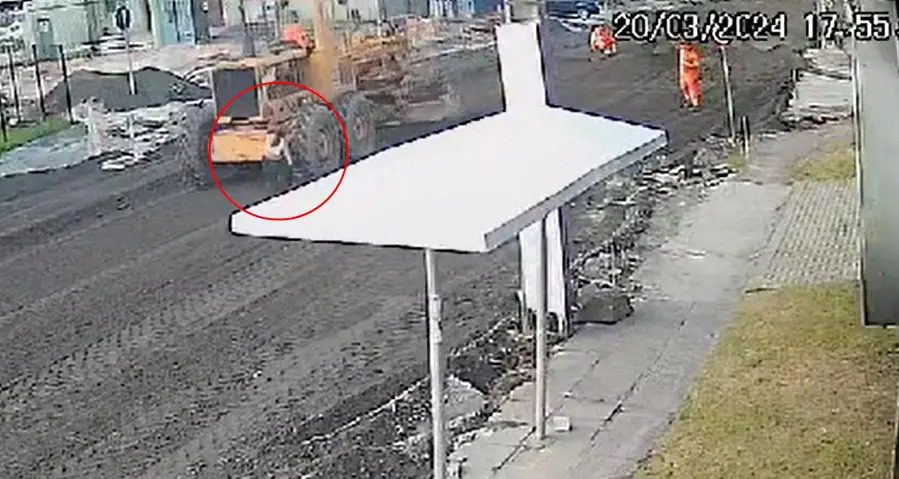 VÍDEO: idosa é atropelada por trator ao tentar atravessar rua e sai ilesa