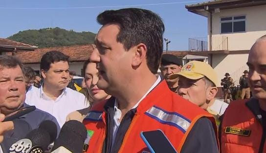 Famílias afetadas pelas chuvas no Paraná terão conta de água a um real por dois meses, anuncia Governador