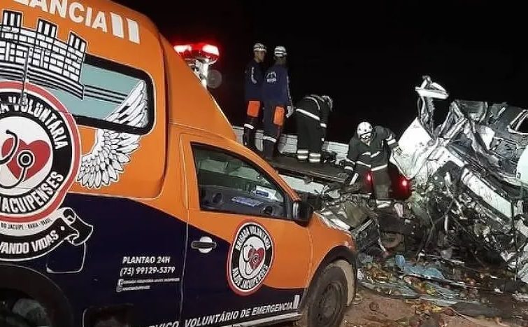 Acidente com micro-ônibus de turismo e caminhão deixa 24 pessoas mortas na Bahia