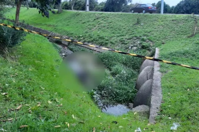 Morador se assusta ao encontrar corpo de homem em vala de praça de Curitiba