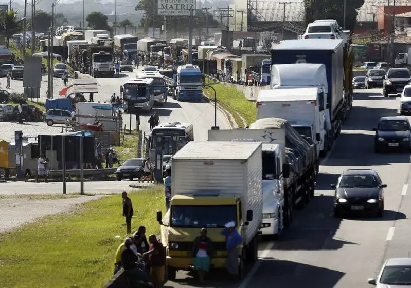 Caminhoneiros criticam novo reajuste do diesel e ameaçam parar o país em greve nacional