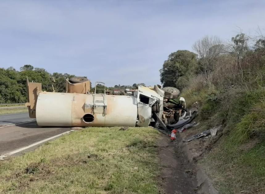 Pneu estoura e provoca tombamento de caminhão na BR-277