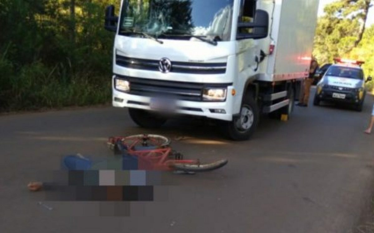 Ciclista fica em estado grave após bater contra um caminhão no interior de Cruz Machado