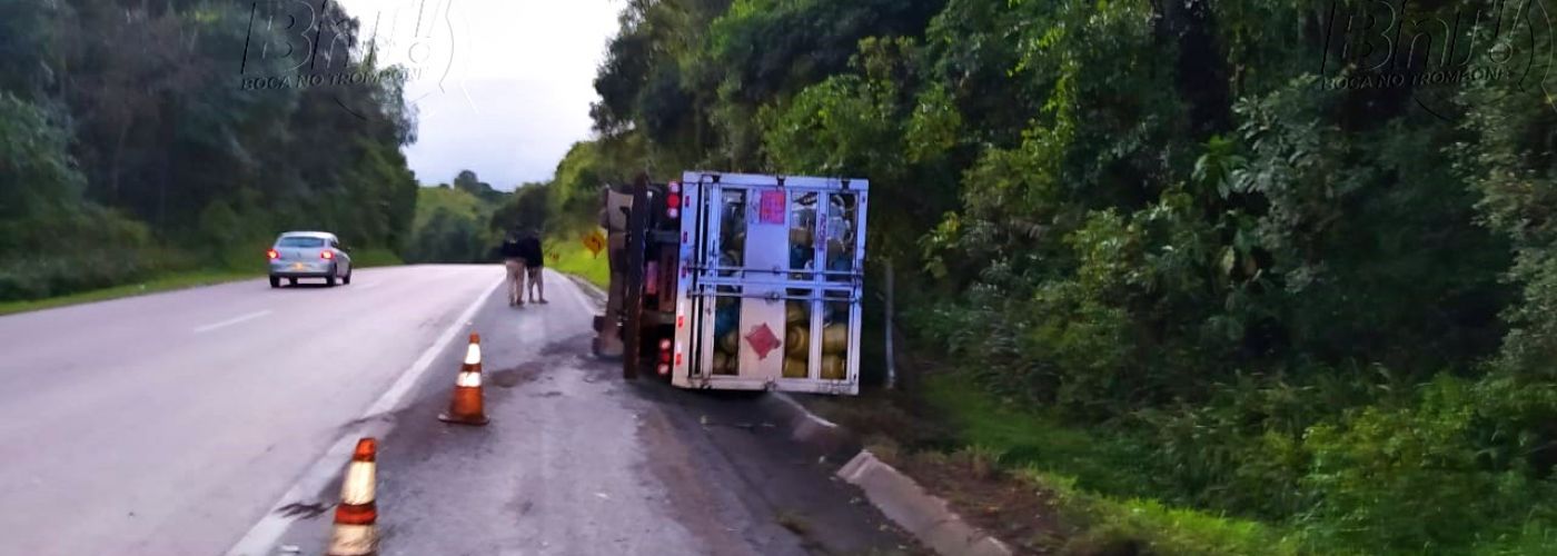 Caminhão que transportava botijões de gás tomba na BR-277