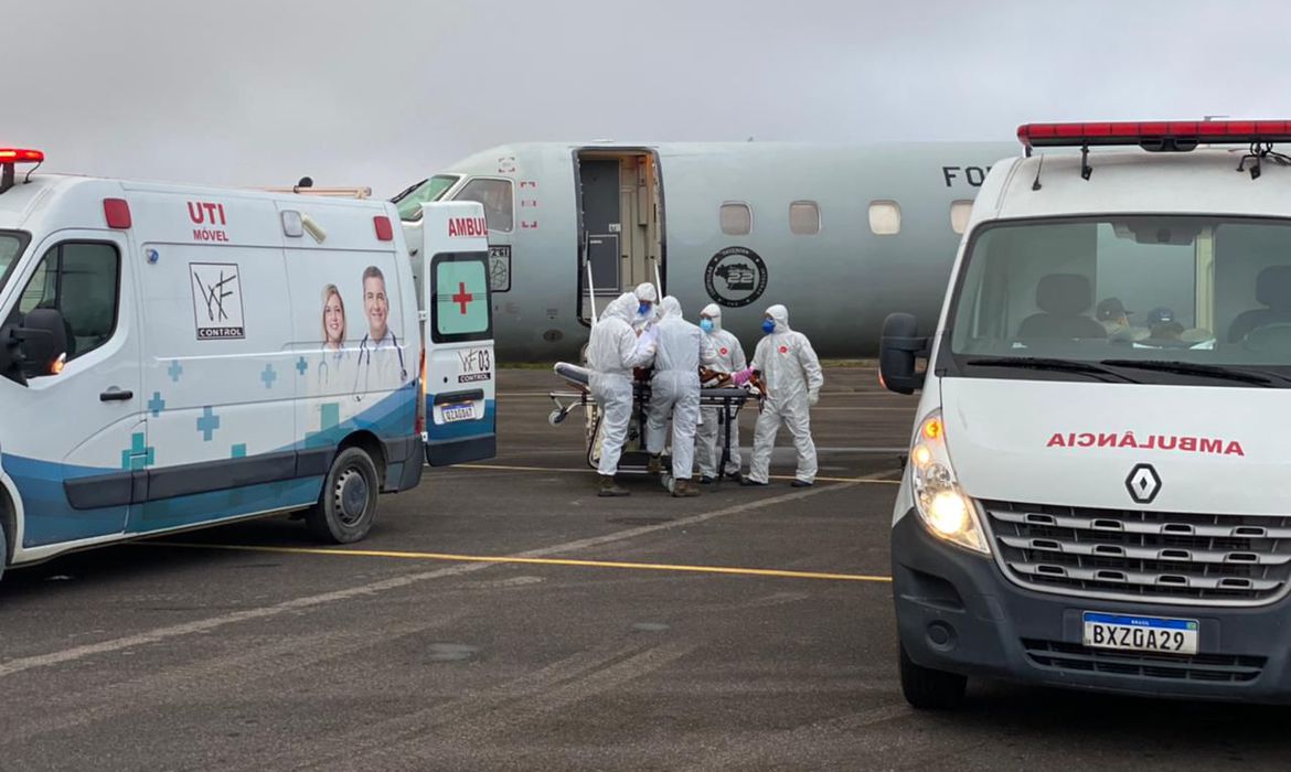 Manaus vai transferir 235 pacientes com covid-19 para 7 estados e DF