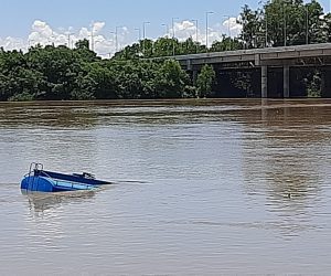 Caminhão pipa vai parar dentro do Rio Iguaçu em União da Vitoria