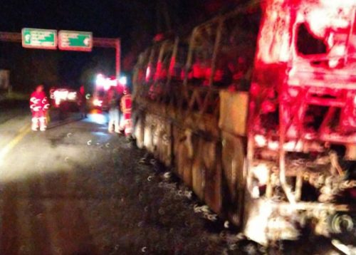 Plantão: ônibus da Bitur com passageiros de União da Vitória pega fogo na BR-476 e fica destruído