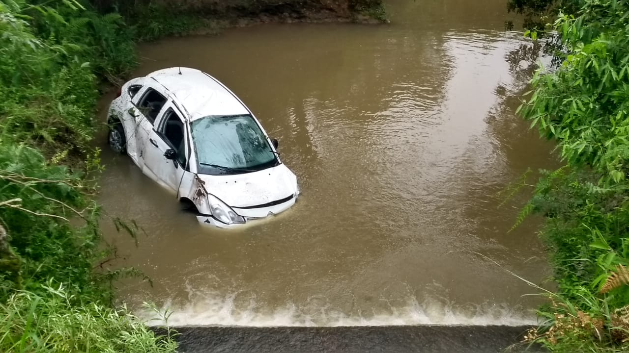Polícia Rodoviária Estadual: Veiculo cai em Rio após capotamento na PR 151 em São Mateus do Sul