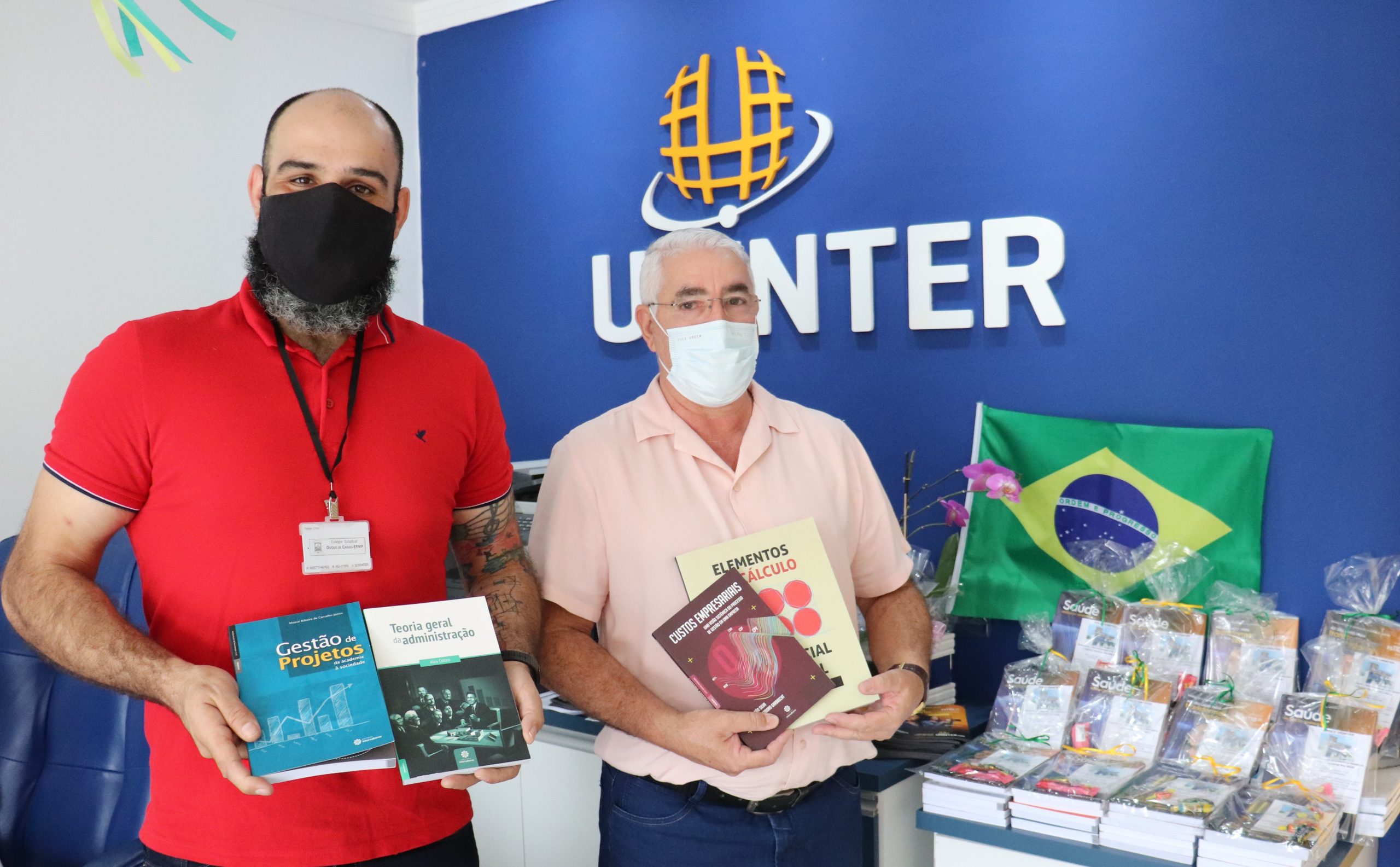 Duque de Caxias recebe livros em uma parceria com a Uninter