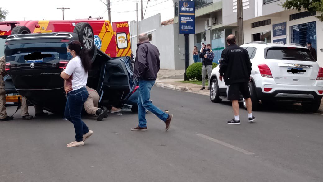 Carro capota na área central de São Mateus do Sul