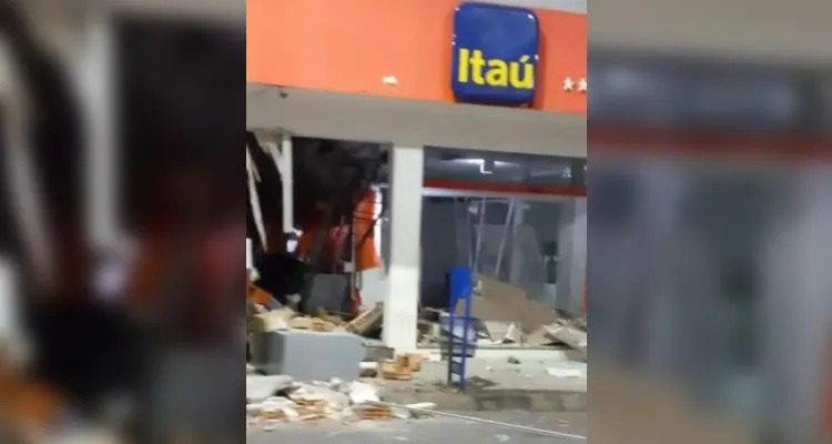 VÍDEO: Cerca de 10 indivíduos armados explodem três agências bancárias em Imbituva