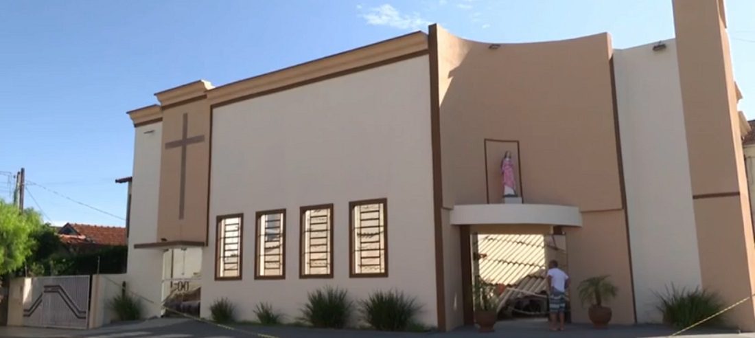 Teto de igreja desaba em temporal com ventos de 87 km/h no Paraná