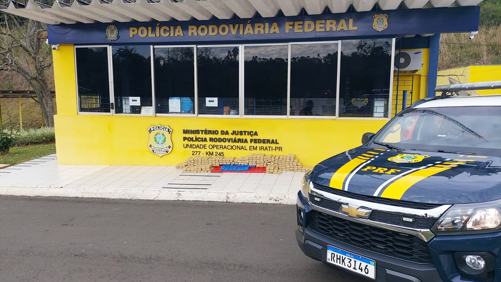 PRF aborda veículo e apreende 181 quilos de maconha no posto de Irati, na BR-277