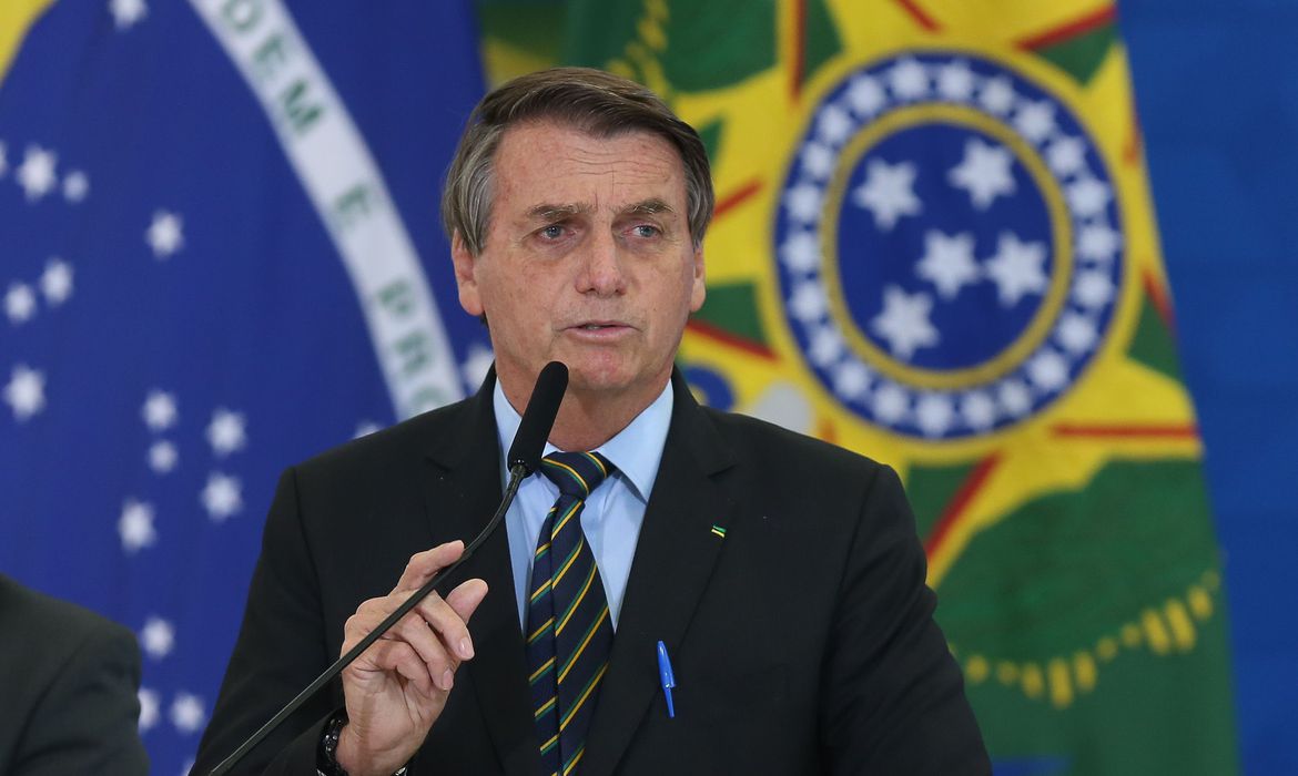 Bolsonaro assina decreto que cria Comitê de combate à pandemia