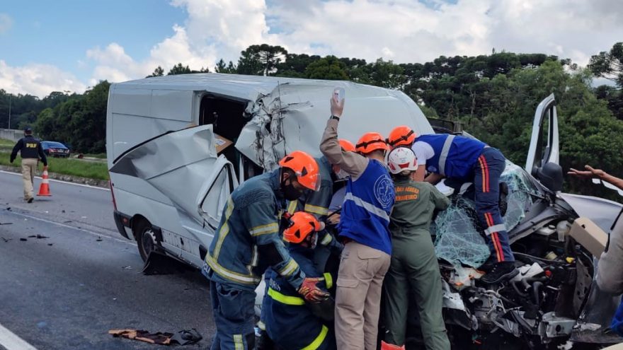 Grave acidente é registrado entre van e caminhão na BR-277