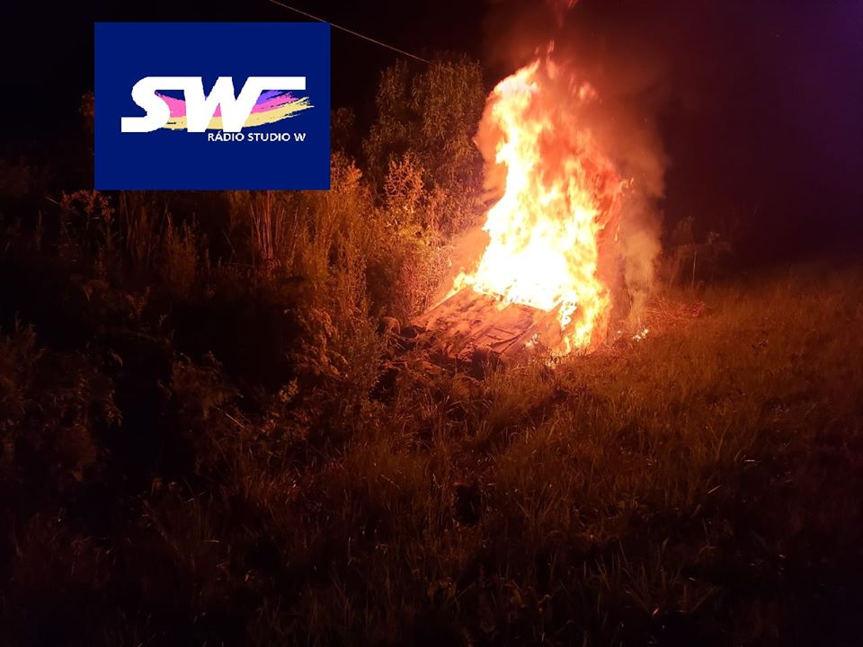 Em Mallet, veículo pega fogo após sair da pista e atingir barranco na rodovia BR 153