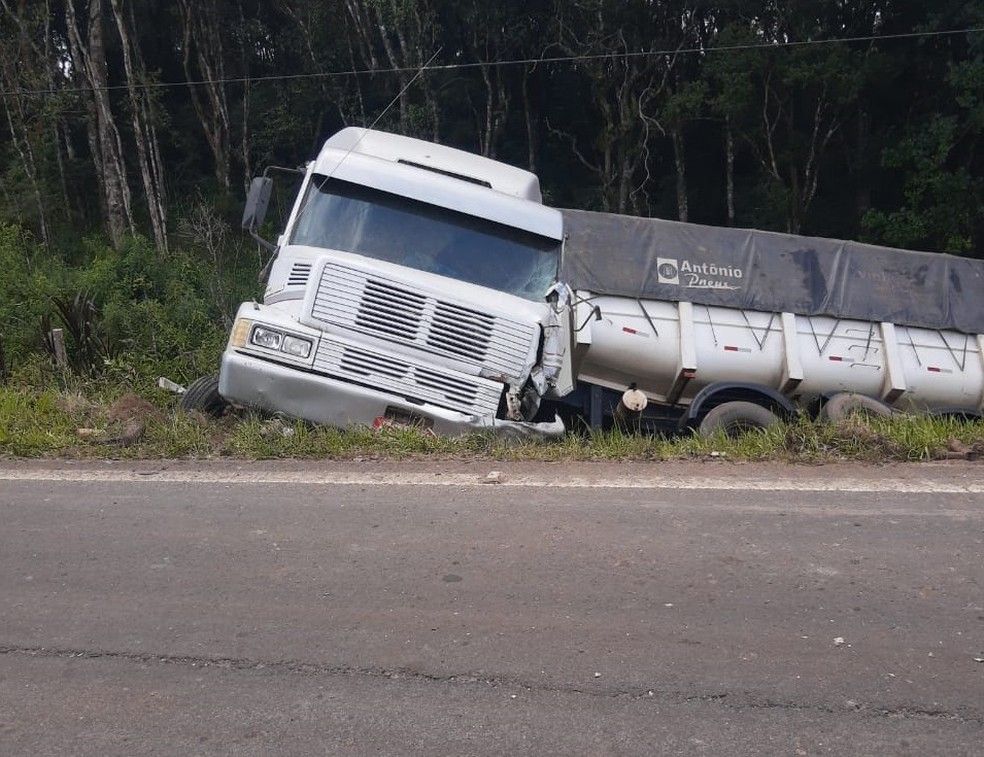 Motorista morre após acidente entre carro e caminhão na BR-153