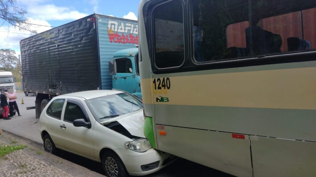 Corpo de Bombeiros é acionado para atender colisão envolvendo carro, caminhão e ônibus em São Mateus do Sul