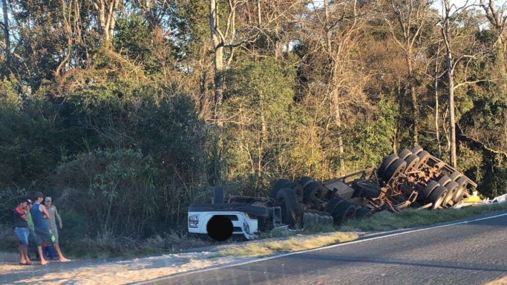 Caminhão tomba e motorista morre na PR-151