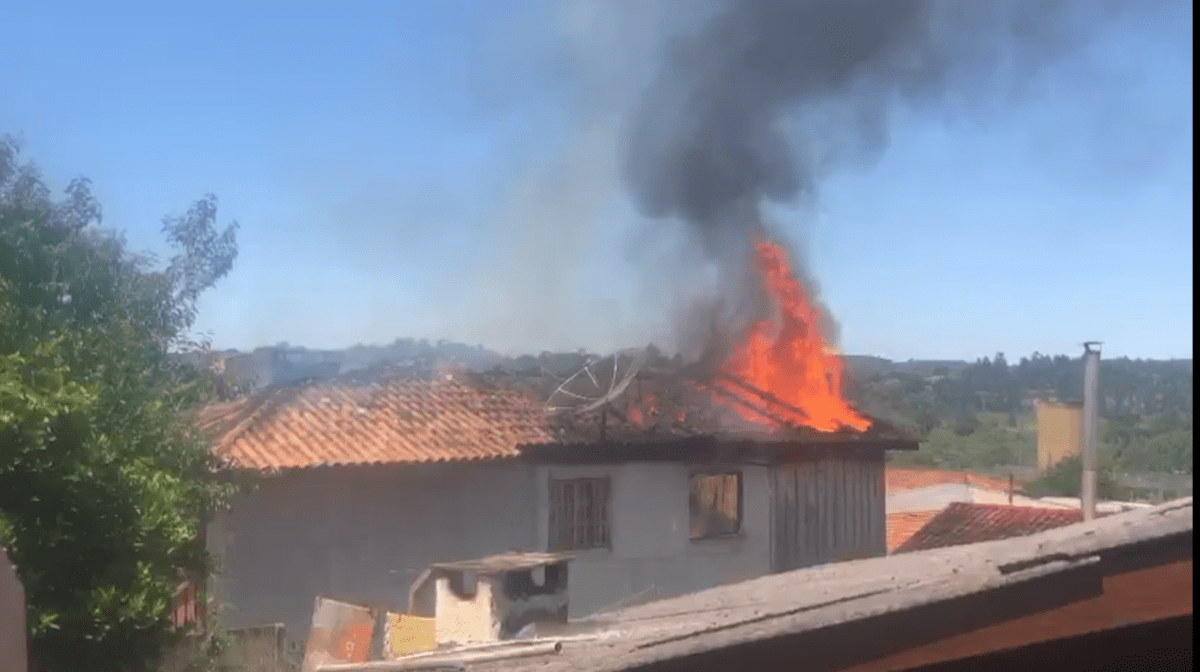 Incêndio destrói casa em São João do Triunfo