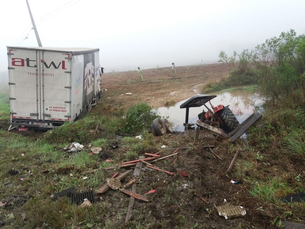 Acidente na PR-151 em São João do Triunfo envolve carreta e trator