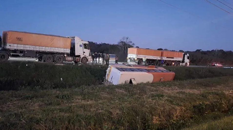 Ônibus escolar com 25 crianças a bordo se envolve em acidente com caminhão na BR-277